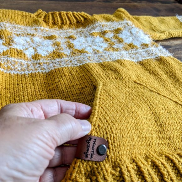 Hand knit ochre yellow Christmas sweater for kids snowflakes Fair Isle 8-10 year - Picture 6 of 6